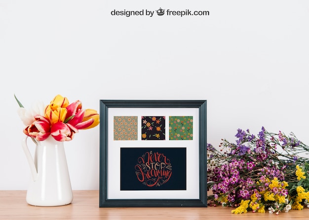 Mockup floral do quadro na mesa