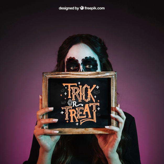 PSD mockup de halloween con chica mostrando pizarra