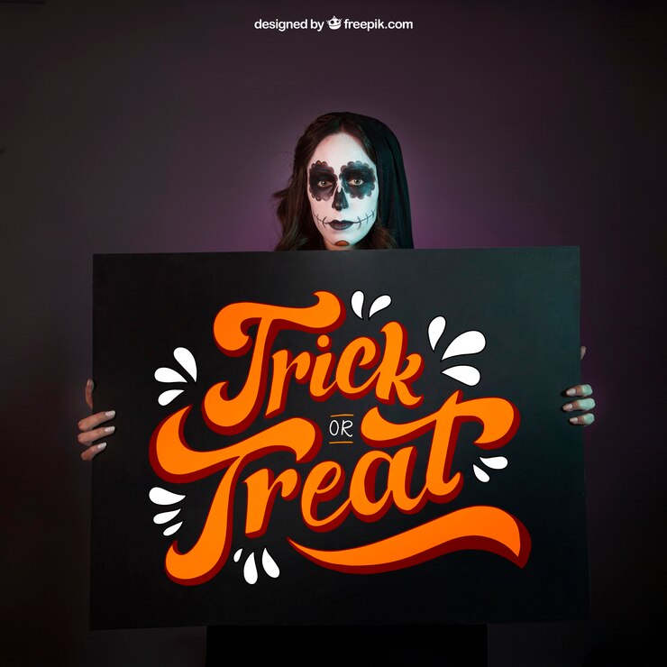 PSD mockup de halloween con chica sujetando tabla grande