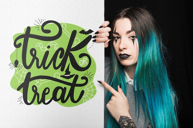 Mockup de halloween con lettering en tabla grande y mujer