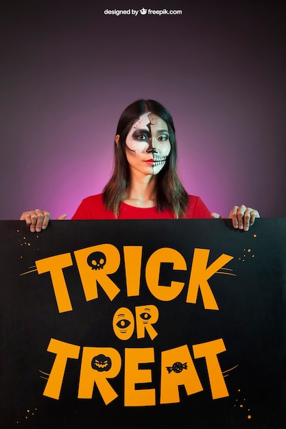 Mockup de halloween con mujer detrás de tabla grande