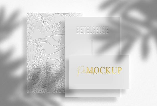 mockup in rilievo di carta bianca e biglietto da visita