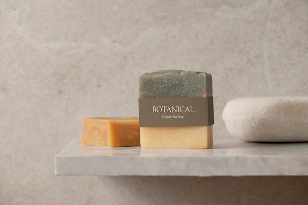 Mockup de jabón con etiqueta de producto natural en un baño