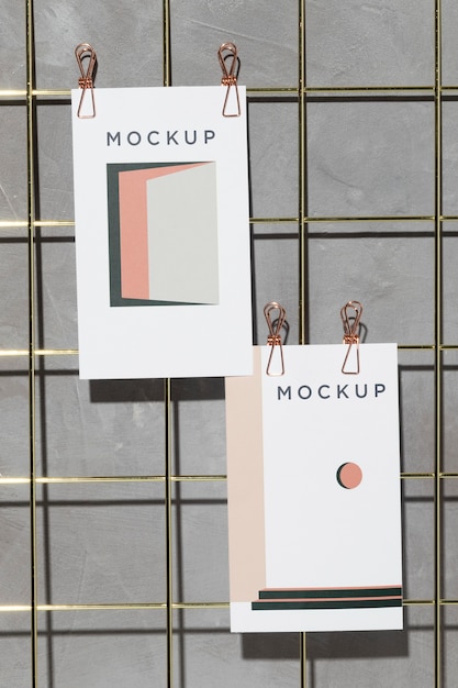 Mockup-Karten hängen an Gitter-Memo-Tafel mit Clips