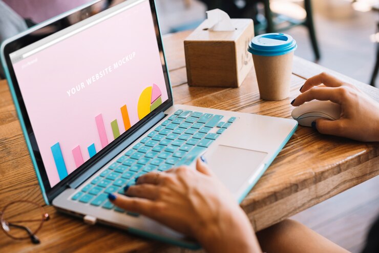 PSD mockup laptop dengan wanita di atas meja kayu