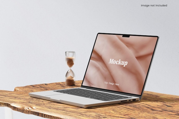 Mockup de laptop en una mesa de madera