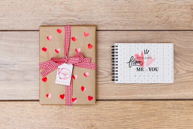 PSD mockup de libreta al lado de regalo para san valentin