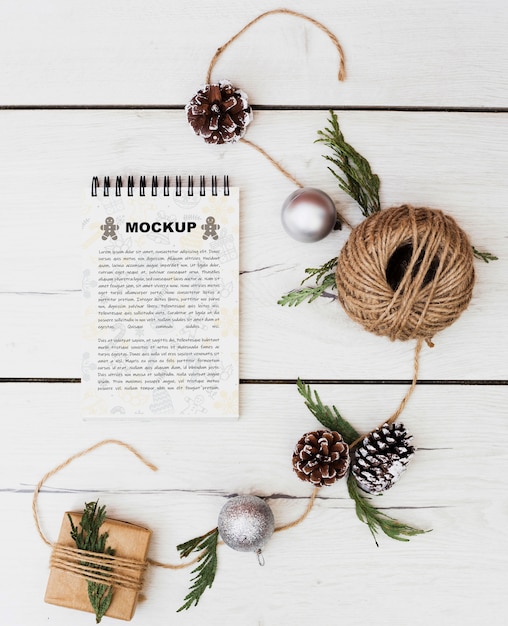 Mockup de libreta con concepto de navidad