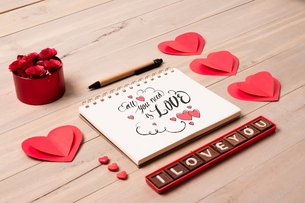 Mockup de libreta con concepto de san valentin