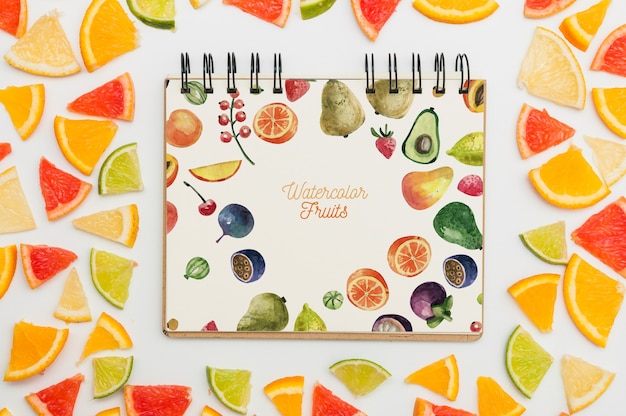 PSD mockup de libreta con frutas