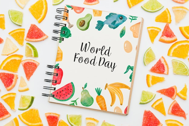 PSD mockup de libreta con frutas