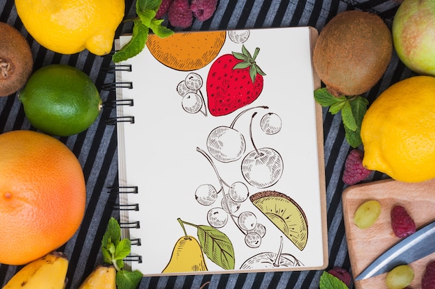 Mockup de libreta con frutas