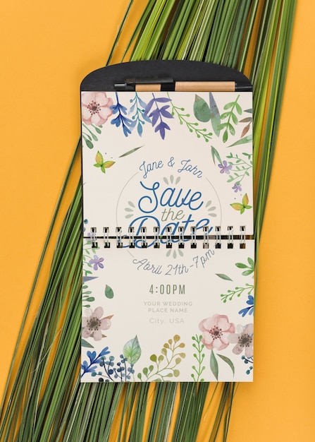 PSD mockup de libreta con hojas tropicales