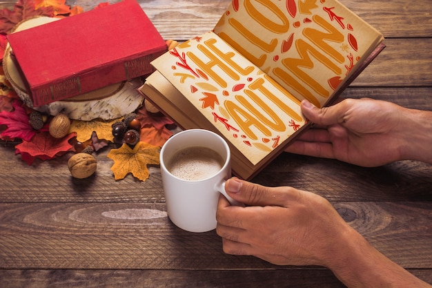 Mockup de libro abierto con concepto de otoño