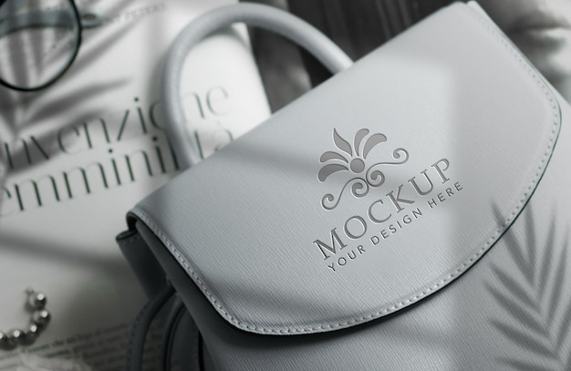 mockup logo di lusso su borsa in pelle grigia con ombre