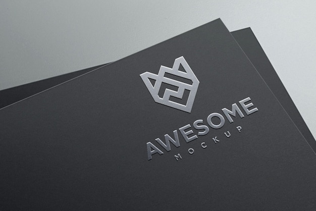 Mockup logo in rilievo su carta scura