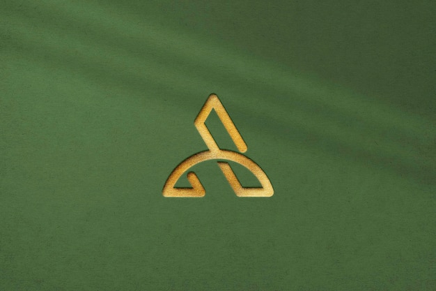Mockup logo oro su sfondo verde