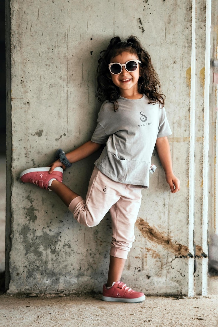 PSD mockup de logo sophistiqué pour la collection de mode pour enfants