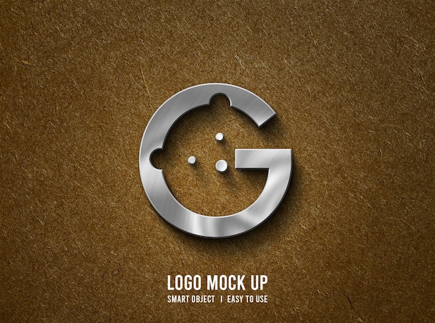 Mockup de logotipo plateado en un fondo de textura dorada