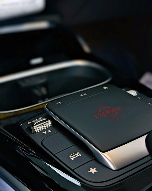 Mockup de logotipo premium en superficie de metal negro