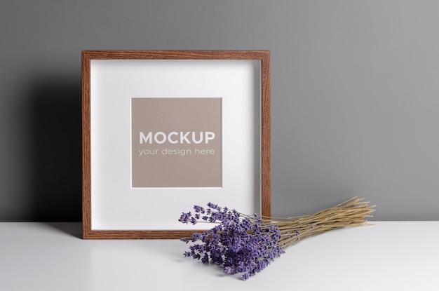 Mockup de marco cuadrado con flores de lavanda