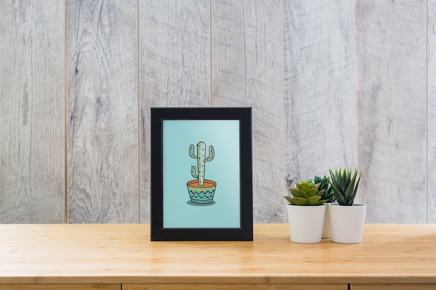 PSD mockup de marco en mesa con plantas