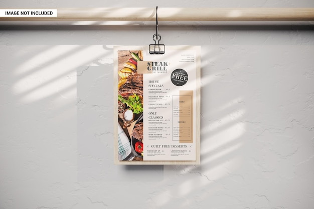 Mockup de menú de clipboard de madera colgado