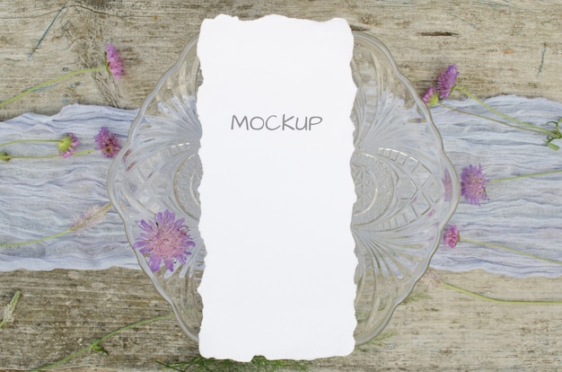 Mockup menu di nozze con fiori rosa su corridore viola e legno vecchio legno