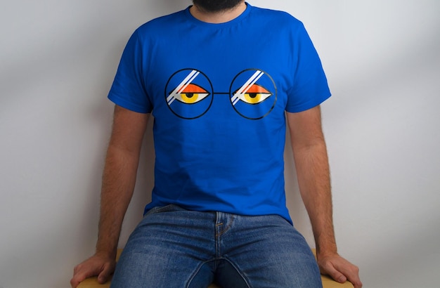 PSD mockup de modelo sentado en camiseta azul