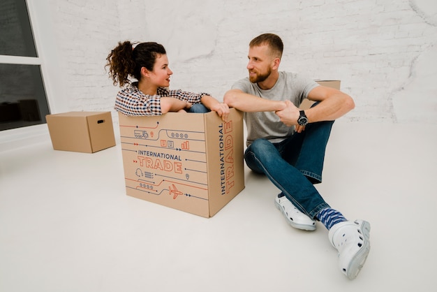 PSD mockup de mujer con cajas de cartón