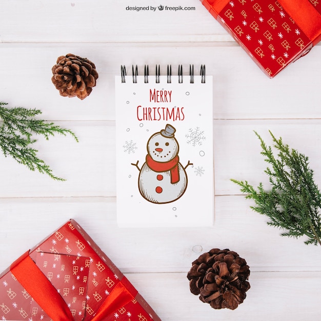 PSD mockup de navidad con libreta en regalos