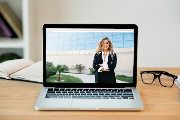 mockup ordinateur portable sur le bureau