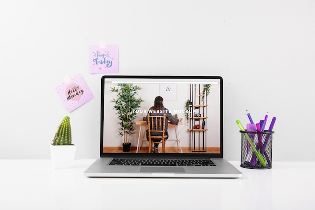 Mockup de página web con portátil en escritorio
