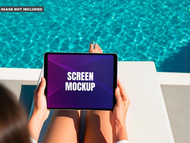 Mockup de pantalla de la tableta en la piscina