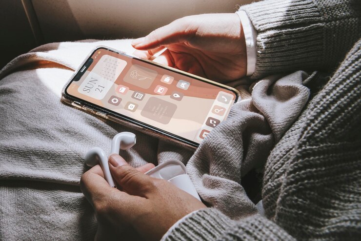 PSD mockup de pantalla de teléfono psd con mano en estéticos widgets beige
