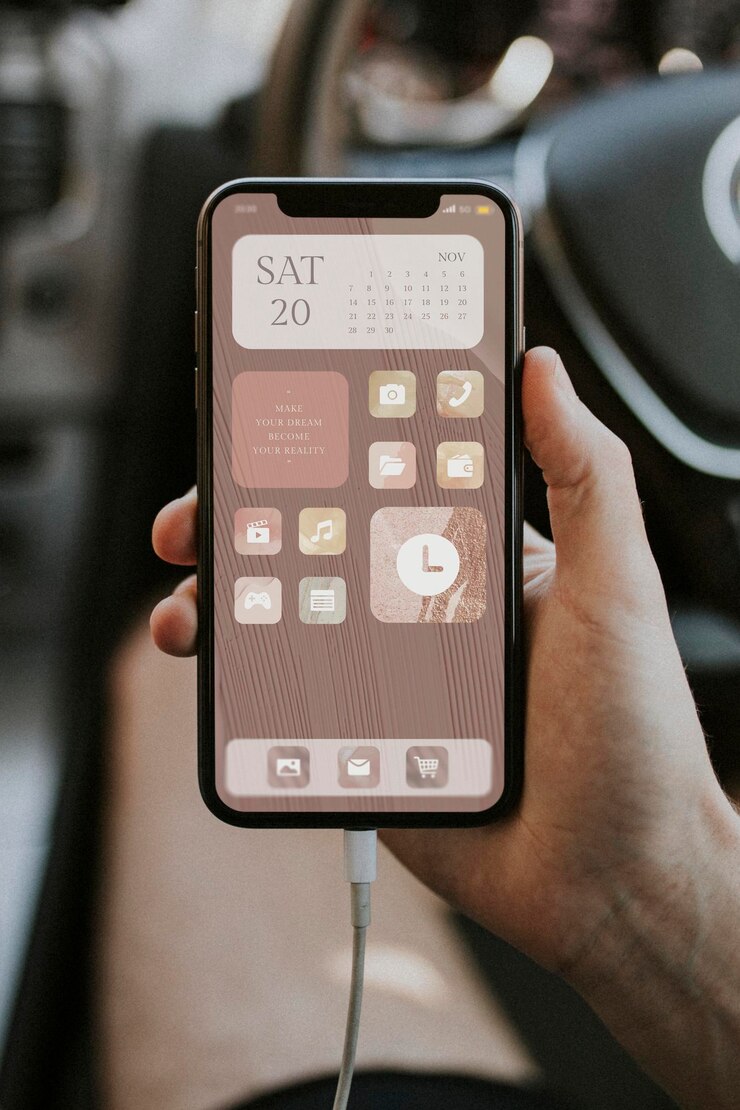 Mockup de pantalla de teléfono psd con mano en estéticos widgets beige