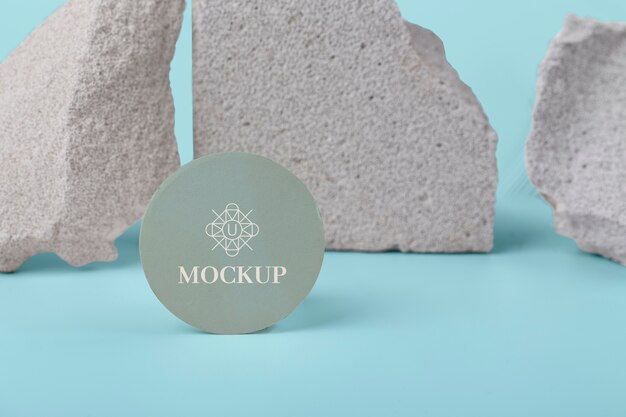 Mockup de papelería sobre piedras