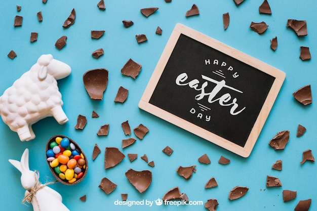 PSD mockup de pascua con pizarra y chocolate