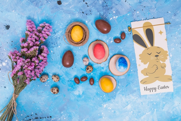 Mockup de pascua con tarjeta y huevos de chocolate