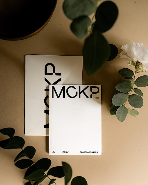 Mockup photoshop psd premium-mockup für hochzeitseinladungen und briefpapier pflanzen und minimalismus