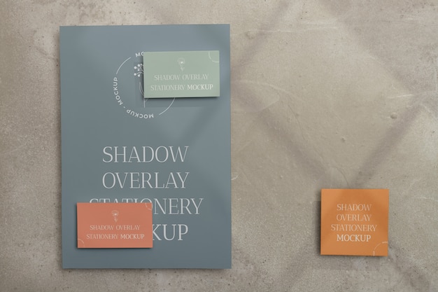 Mockup piatto di cancelleria con ombre