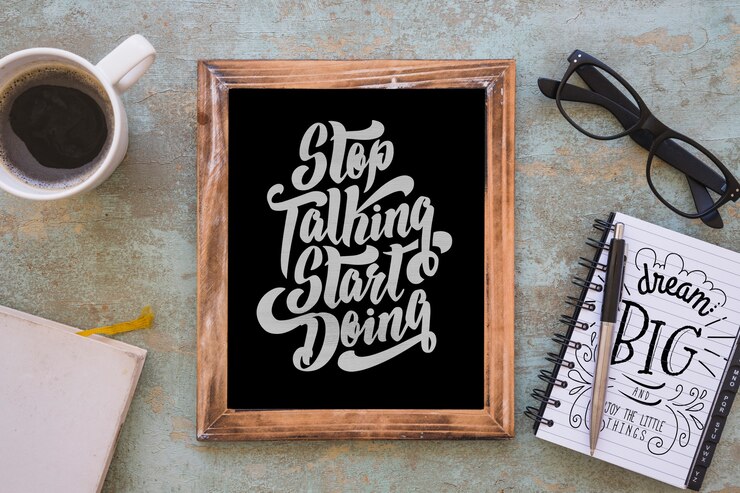 PSD mockup de pizarra con café y libreta