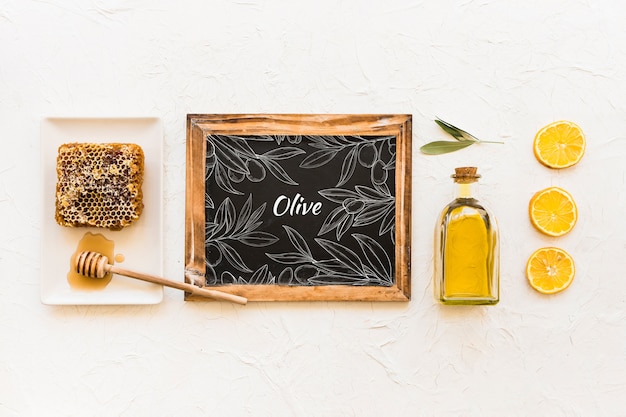 Mockup de pizarra con concepto de aceite de oliva