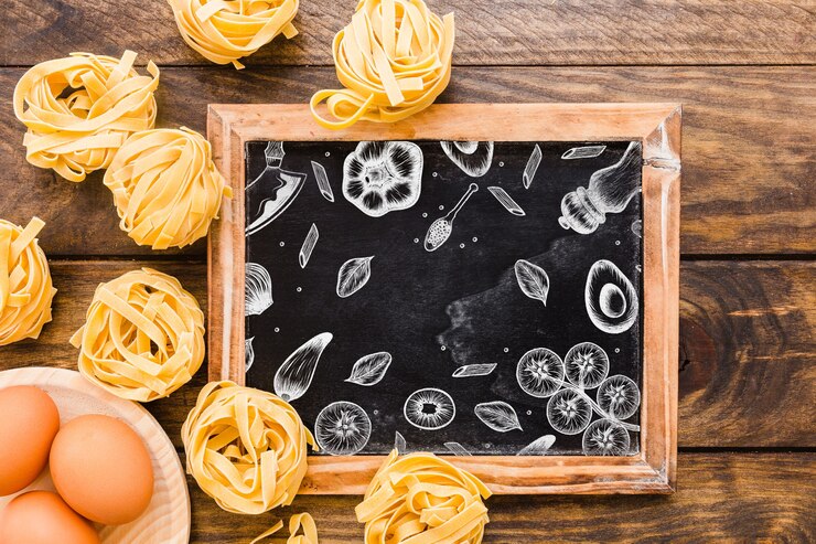 PSD mockup de pizarra con concepto de pasta y huevos