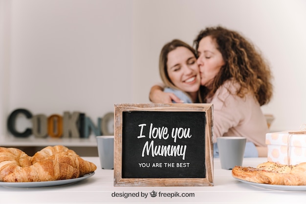 Mockup de pizarra para el día de la madre con desayuno y beso