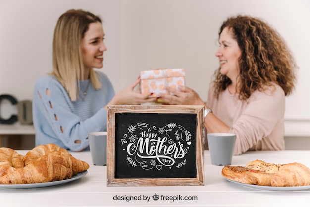 PSD mockup de pizarra para el día de la madre con desayuno