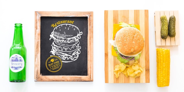 PSD mockup de pizarra con hamburguesa