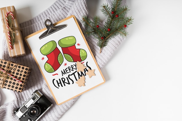 Mockup de portapapeles con composición de navidad