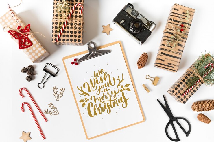 PSD mockup de portapapeles con composición de navidad