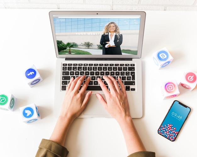 PSD mockup de portátil con concepto de redes sociales
